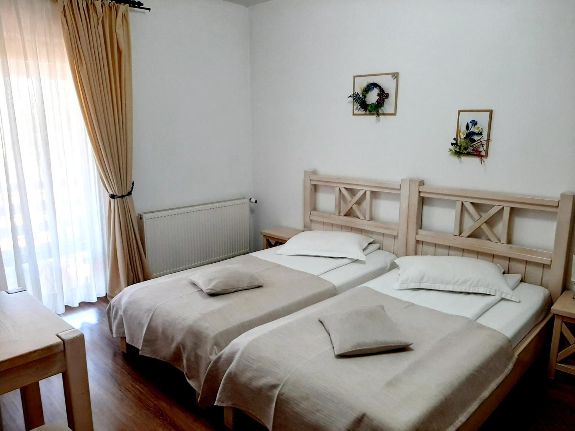 Dor De Casa Hotel Doljeşti Kültér fotó