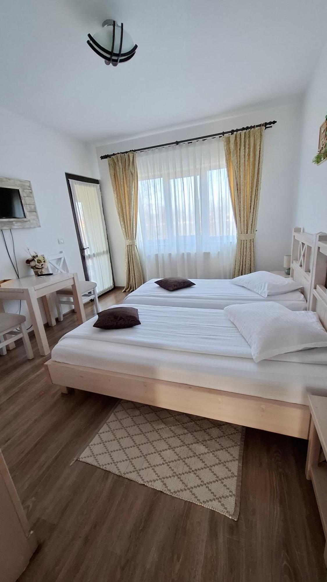 Dor De Casa Hotel Doljeşti Kültér fotó
